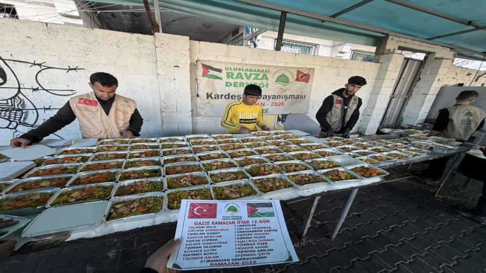 RAMAZAN BOYUNCA ONBİNLERCE GAZZELİ KARDEŞLERİMİZE İFTAR YEMEĞİ VERMEYE DEVAM EDİYORUZ.