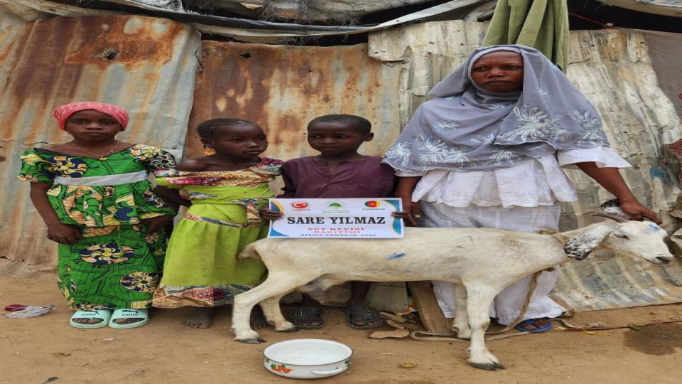 DEĞERLİ BAĞIŞÇIMIZ SARE YILMAZ HANIMEFENDİ'NİN BAĞIŞI OLAN SÜT KEÇİSİ KAMERUNDAKİ İHTİYAÇ SAHİBİ AİLEYE TESLİM EDİLDİ