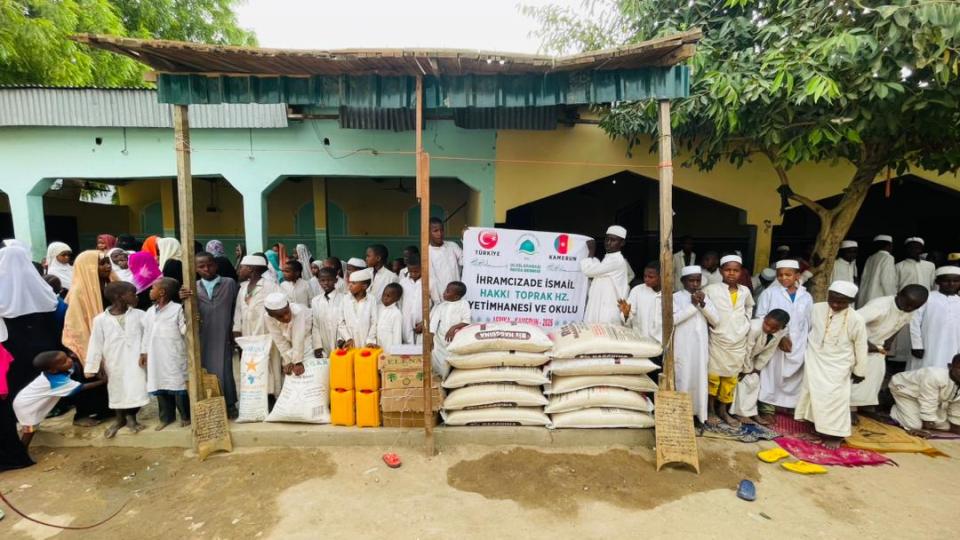 Afrika Kamerun'da bulunan İhramcızade İsmail Hakkı Toprak Hz. yetimhane ve medresemizdeki çocuklarımızın 2026 Nisan ayı itibariyle aylık iaşeleri alınmıştır. 