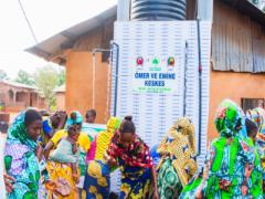 Afrika'da Benin'de Mart 2026 da açtığımız Depolu, Çok Çeşmeli Su Kuyumuz Allah’ın izniyle faaliyete geçmiştir.