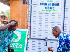 Afrika'da Benin'de Mart 2026 da açtığımız Depolu, Çok Çeşmeli Su Kuyumuz Allah’ın izniyle faaliyete geçmiştir.