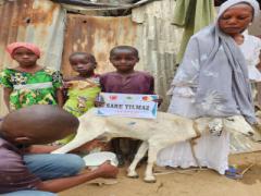 DEĞERLİ BAĞIŞÇIMIZ SARE YILMAZ HANIMEFENDİ\'NİN BAĞIŞI OLAN SÜT KEÇİSİ KAMERUNDAKİ İHTİYAÇ SAHİBİ AİLEYE TESLİM EDİLDİ