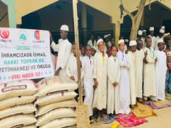 Afrika Kamerun'da bulunan İhramcızade İsmail Hakkı Toprak Hz. yetimhane ve medresemizdeki çocuklarımızın 2026 Nisan ayı itibariyle aylık iaşeleri alınmıştır. 