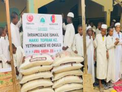 Afrika Kamerun'da bulunan İhramcızade İsmail Hakkı Toprak Hz. yetimhane ve medresemizdeki çocuklarımızın 2026 Nisan ayı itibariyle aylık iaşeleri alınmıştır. 