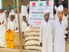 Afrika Kamerun'da bulunan İhramcızade İsmail Hakkı Toprak Hz. yetimhane ve medresemizdeki çocuklarımızın 2026 Nisan ayı itibariyle aylık iaşeleri alınmıştır. 