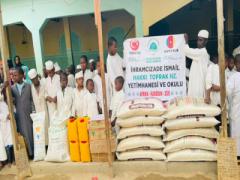 Afrika Kamerun'da bulunan İhramcızade İsmail Hakkı Toprak Hz. yetimhane ve medresemizdeki çocuklarımızın 2026 Nisan ayı itibariyle aylık iaşeleri alınmıştır. 