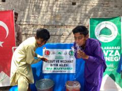 Değerli hayırsever Mesut ve Nezahat Bıyığın katkıları ile Pakistan\'da açılan motorlu ve iki çeşmeli su kuyumuz hizmete girmiştir.