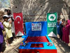 Değerli hayırsever Mesut ve Nezahat Bıyığın katkıları ile Pakistan\'da açılan motorlu ve iki çeşmeli su kuyumuz hizmete girmiştir.