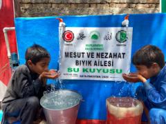 Değerli hayırsever Mesut ve Nezahat Bıyık'ın katkıları ile Pakistan'da açılan motorlu ve iki çeşmeli su kuyumuz hizmete girmiştir.