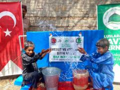 Değerli hayırsever Mesut ve Nezahat Bıyığın katkıları ile Pakistan\'da açılan motorlu ve iki çeşmeli su kuyumuz hizmete girmiştir.