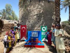 Değerli hayırsever Mesut ve Nezahat Bıyığın katkıları ile Pakistan\'da açılan motorlu ve iki çeşmeli su kuyumuz hizmete girmiştir.