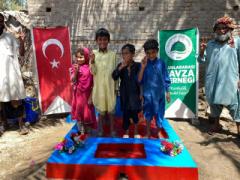 Değerli hayırsever Mesut ve Nezahat Bıyık'ın katkıları ile Pakistan'da açılan motorlu ve iki çeşmeli su kuyumuz hizmete girmiştir.