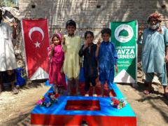 Değerli hayırsever Mesut ve Nezahat Bıyık'ın katkıları ile Pakistan'da açılan motorlu ve iki çeşmeli su kuyumuz hizmete girmiştir.