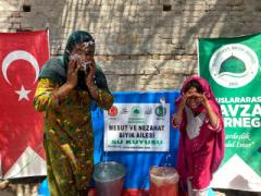 Değerli hayırsever Mesut ve Nezahat Bıyığın katkıları ile Pakistan\'da açılan motorlu ve iki çeşmeli su kuyumuz hizmete girmiştir.