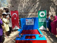 Değerli hayırsever Mesut ve Nezahat Bıyık'ın katkıları ile Pakistan'da açılan motorlu ve iki çeşmeli su kuyumuz hizmete girmiştir.