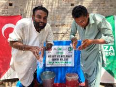 Değerli hayırsever Mesut ve Nezahat Bıyığın katkıları ile Pakistan\'da açılan motorlu ve iki çeşmeli su kuyumuz hizmete girmiştir.