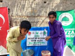 Değerli hayırsever Mesut ve Nezahat Bıyık'ın katkıları ile Pakistan'da açılan motorlu ve iki çeşmeli su kuyumuz hizmete girmiştir.