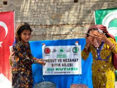 Değerli hayırsever Mesut ve Nezahat Bıyığın katkıları ile Pakistan\'da açılan motorlu ve iki çeşmeli su kuyumuz hizmete girmiştir.