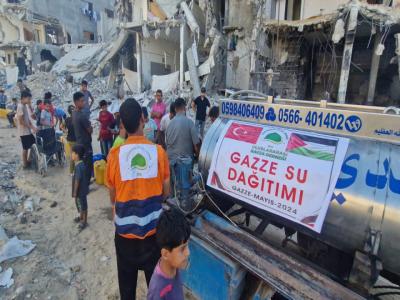 GAZZE’DE TEMİZ SU VE SEBZE DAĞITIMI
