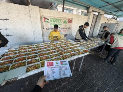 RAMAZAN BOYUNCA ONBİNLERCE GAZZELİ KARDEŞLERİMİZE İFTAR VERMEYE DEVAM EDECEĞİZ .